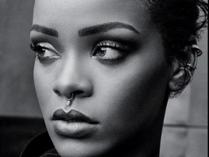 Rihanna güzellik işine soyundu