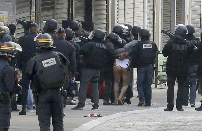 Fransız polisi şüpheliyi çıplak gözaltına aldı