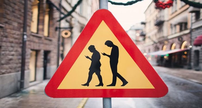 İsveç'te telefon bağımlısı trafik levhası