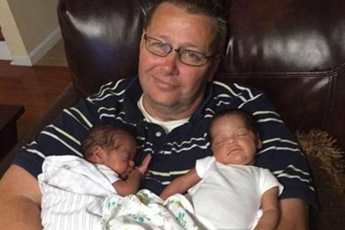ABD'li adam ikizlerini annelerinin kucağında öldürdü