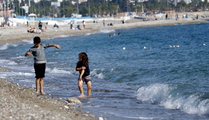 Marmara'da fırtına Antalya'da deniz keyfi