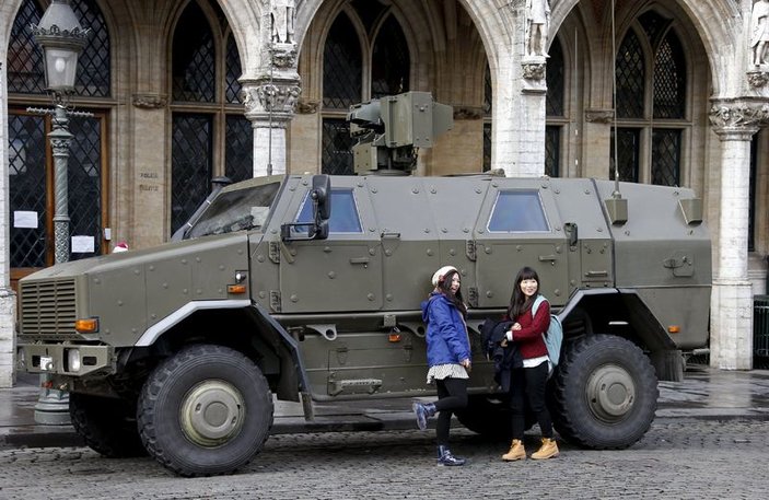 Fransa'da yeni trend askeri araç fotoğrafları oldu