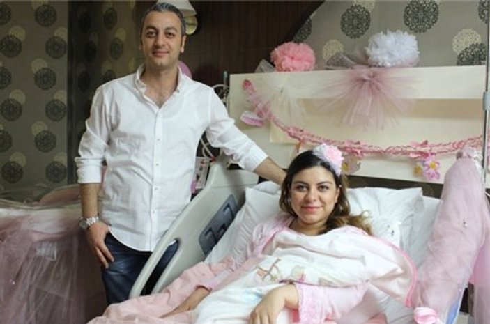 Türkiye'nin ilk tüp bebeği anne oldu
