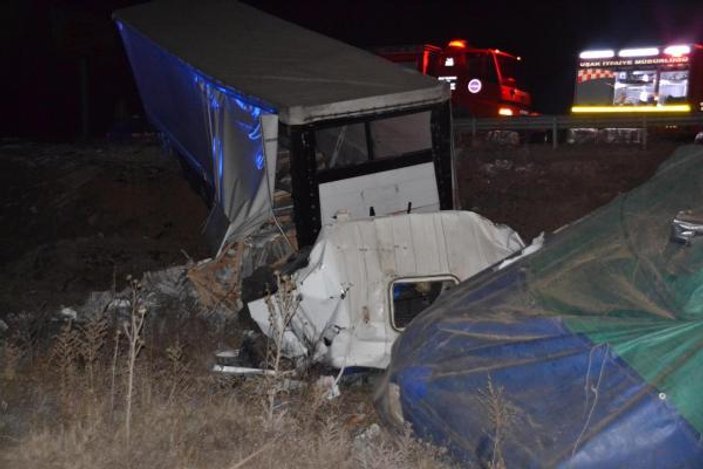 Uşak'ta TIR ile kamyon çarpıştı: 1 ölü