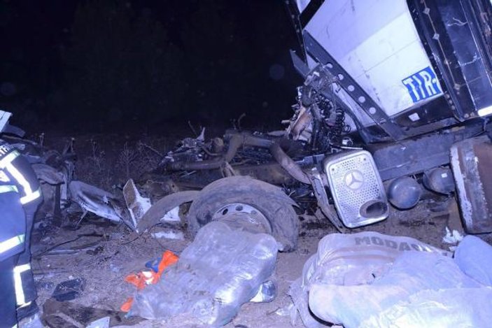 Uşak'ta TIR ile kamyon çarpıştı: 1 ölü
