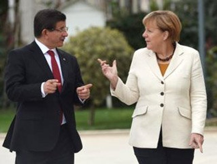 Başbakan Davutoğlu Angela Merkel ile görüştü