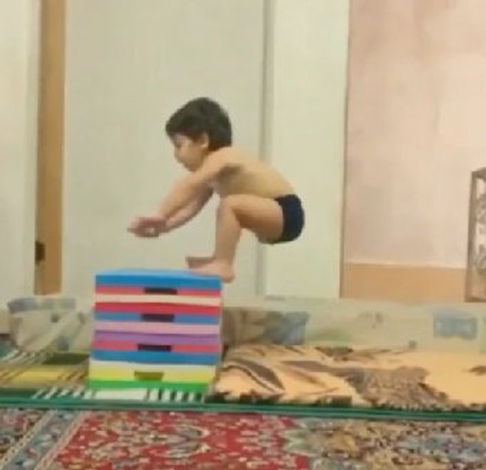 2 yaşındaki çocuktan akrobatik hareketler