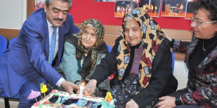 İkiz nineler 101 yaşına girdi