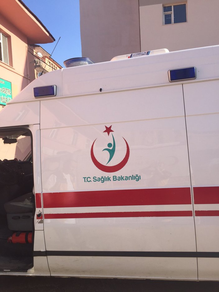 Hakkari'de hasta taşıyan ambulansa silahlı saldırı