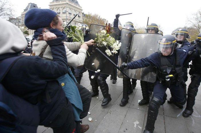 Paris'teki COP21 gösterisinde sert polis müdahalesi