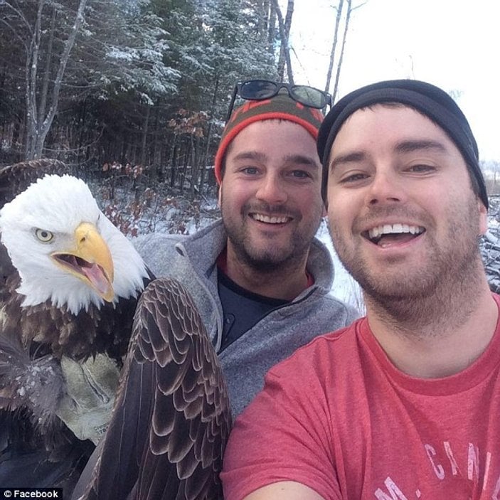 Kanadalı gençler yakaladıkları kartalla selfie yaptı
