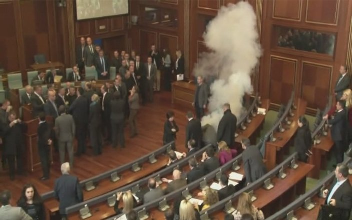 Kosova Meclisi'nde yine gaz atıldı
