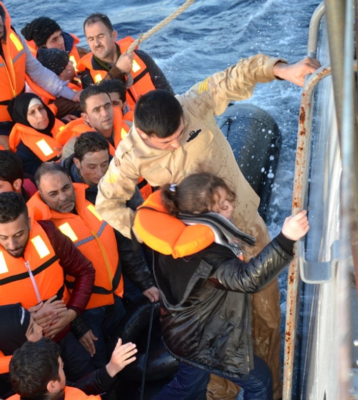 Sahil güvenlik 2 günde 71 kaçak göçmeni kurtardı