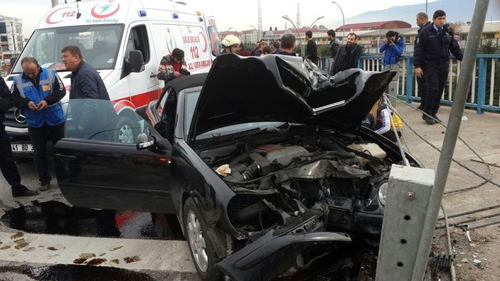 Kalp krizi geçiren şoför bariyerlere çarptı