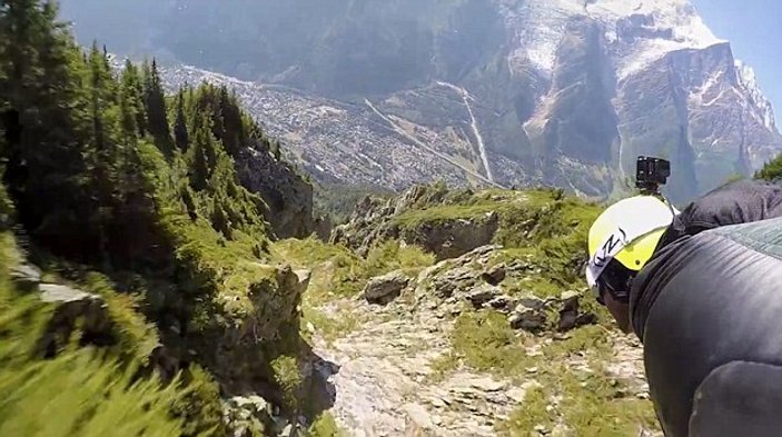 2500 metreden wingsuit atlayışı