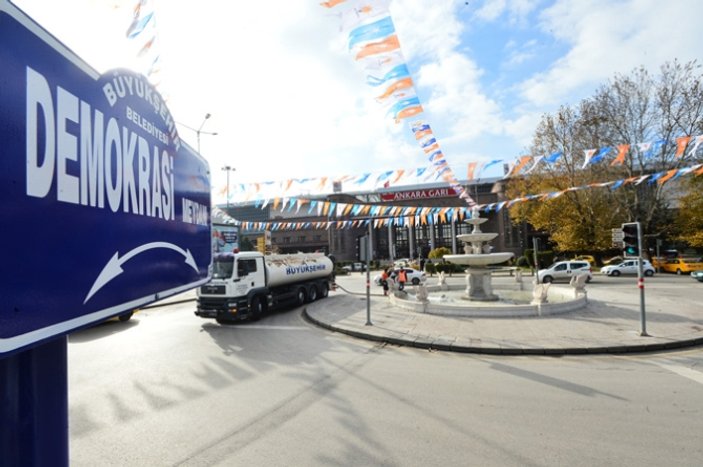 Ankara'ya Demokrasi Meydanı tabelaları dikildi