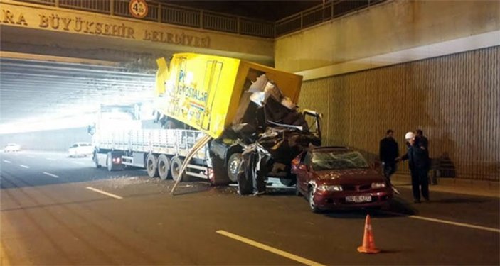 Ankara'da TIR’ın taşıdığı kamyon köprüye takıldı