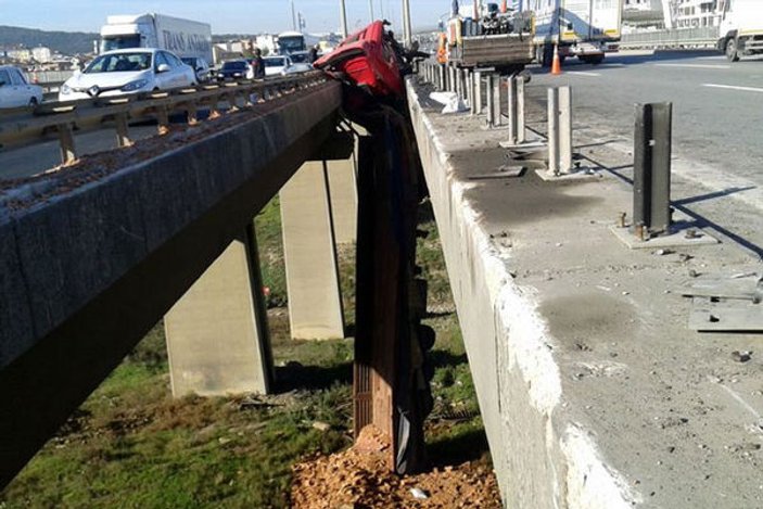 Yoldan çıkan tır iki viyadüğün arasına sıkıştı