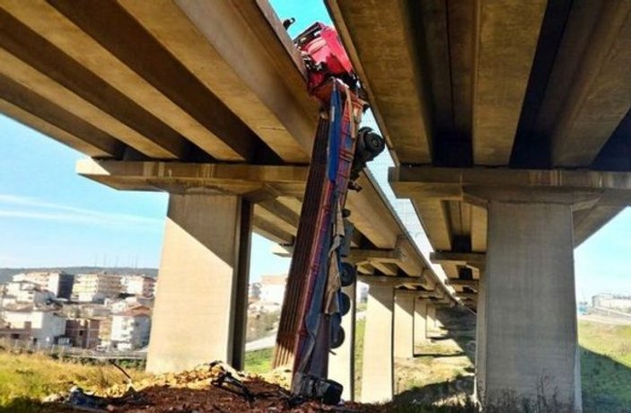 Yoldan çıkan tır iki viyadüğün arasına sıkıştı