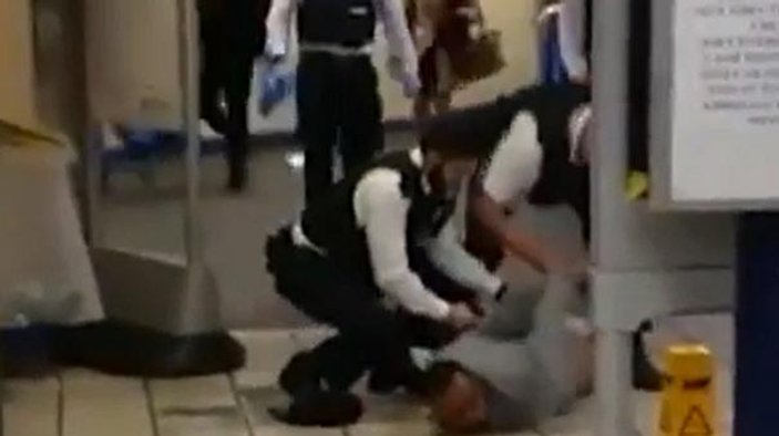 Londra'da metroda bıçaklı saldırı: 4 yaralı