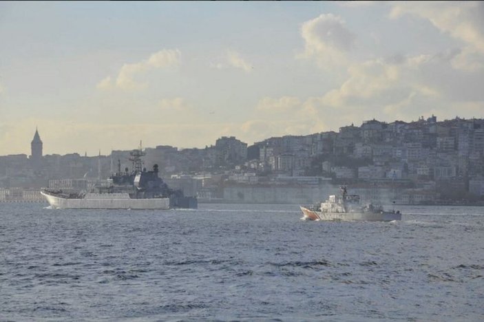 Rus gemisi İstanbul Boğazı'ndan geçerken füze gösterdi