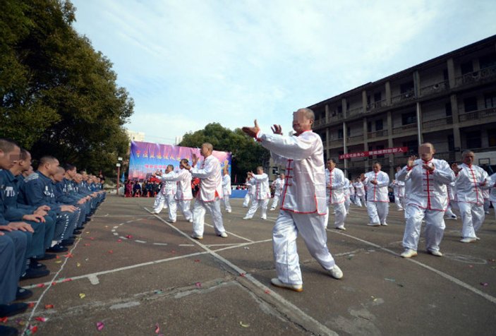 Çinli mahkumlar gangnam dansı yaptı