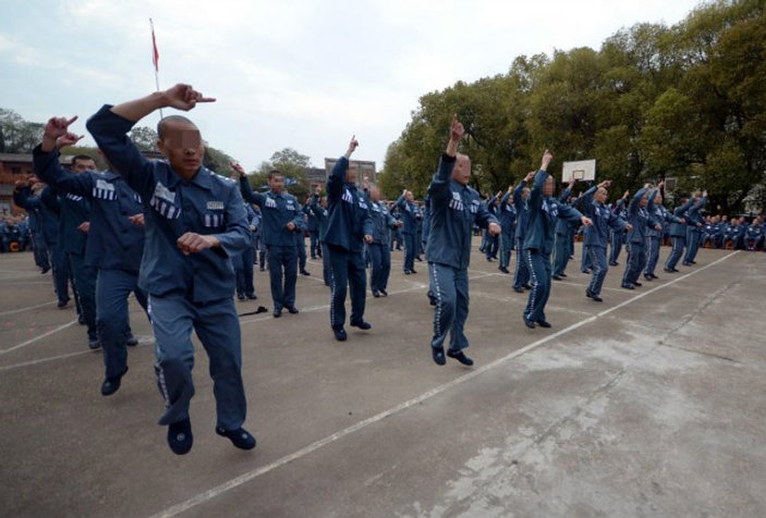 Çinli mahkumlar gangnam dansı yaptı