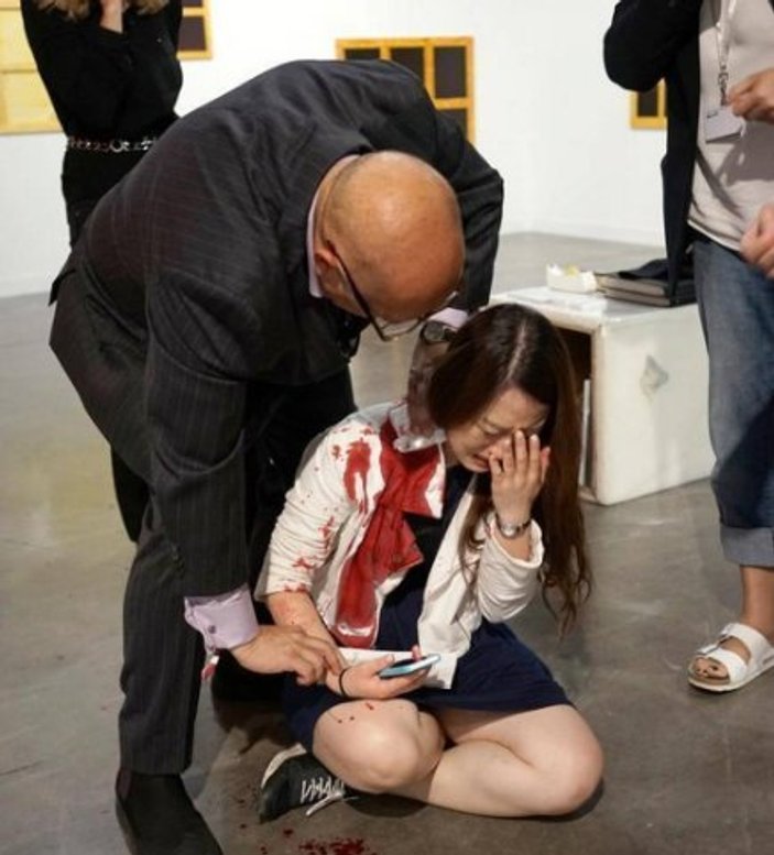 Miami'deki sanat galerisinde bir kadın bıçaklandı