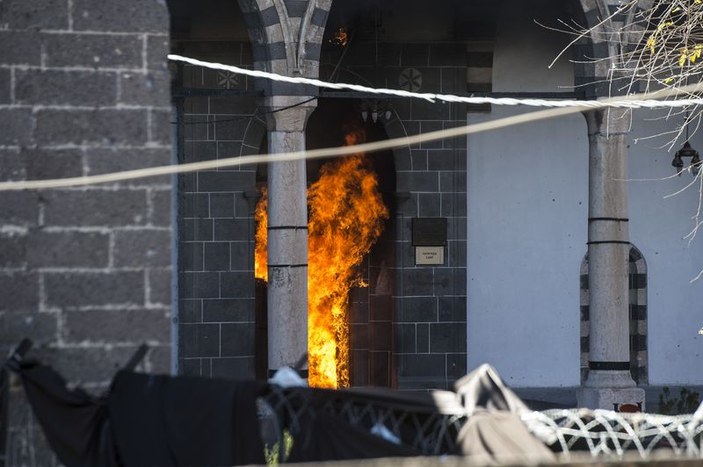 Diyarbakır'da PKK'lılar tarihi camiyi yaktı