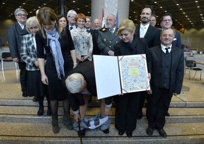 Fotoğrafı çekilen Hırvat Başkan'ın pantolonu düştü