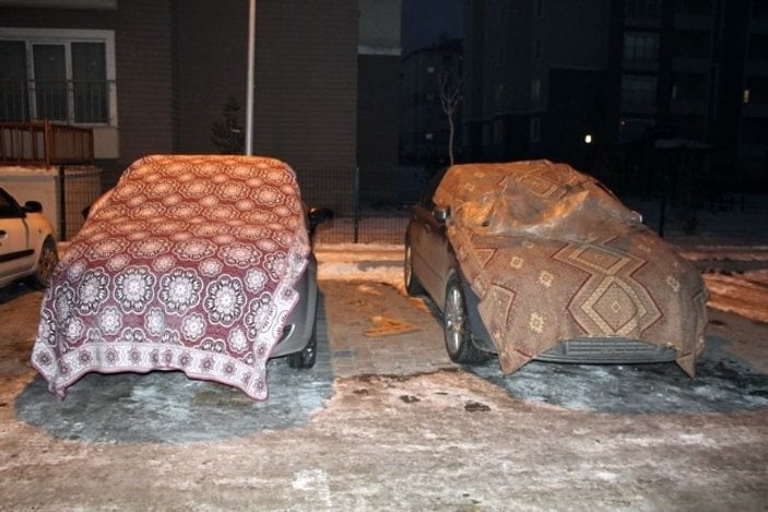 Ağrı'da araçlar soğuktan battaniye ile korunuyor