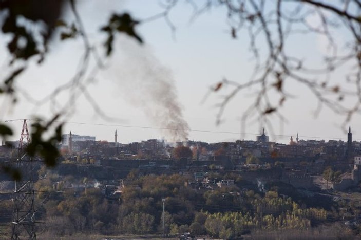 Diyarbakır'da yakılan okullar tekrar ateşe verildi