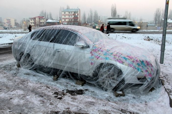 Ağrı'da araçlar soğuktan battaniye ile korunuyor