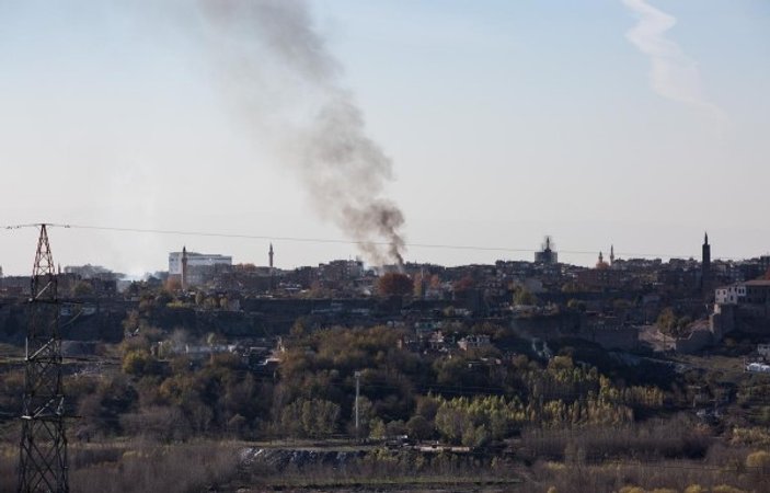 Diyarbakır'da yakılan okullar tekrar ateşe verildi