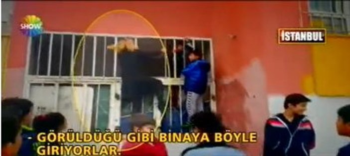 Show TV muhabiri mini etekle duvara tırmandı