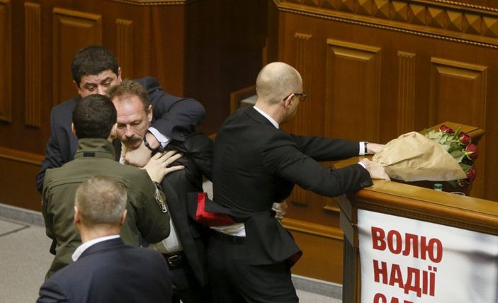 Ukrayna Başbakanı'nı kucaklayıp kürsüden indirdiler