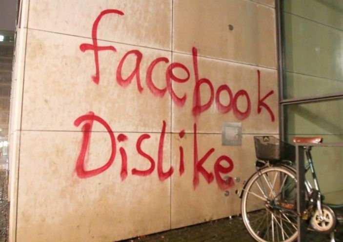 Almanya'da Facebook merkezine saldırı