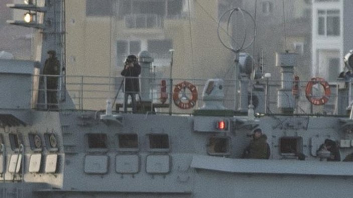 Rus gemisindeki askerler bu kez fotoğraf çekerek geçti