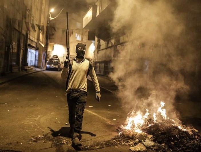 Teröristler Okmeydanı'nda polise pompalı tüfekle saldırdı