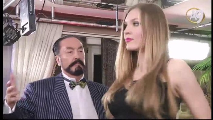 Adnan Oktar Rus kedicikle göbek attı