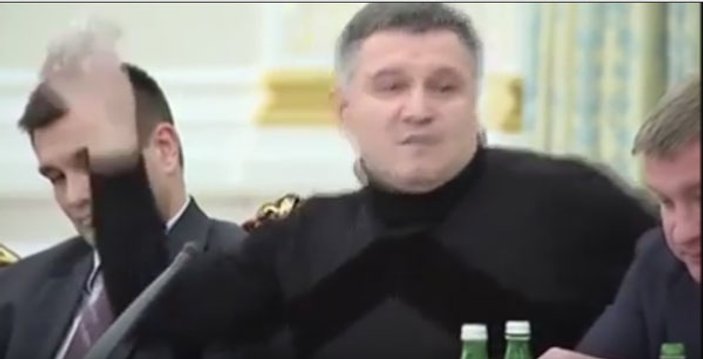 Ukraynalı bakan Odessa Valisi Saakaşvili'ne su fırlattı İZLE