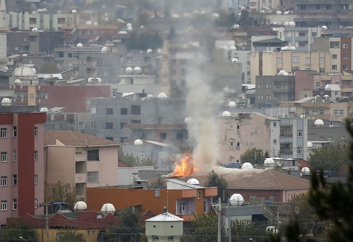 Şırnak'ta teröristler 2 okulu ateşe verdi