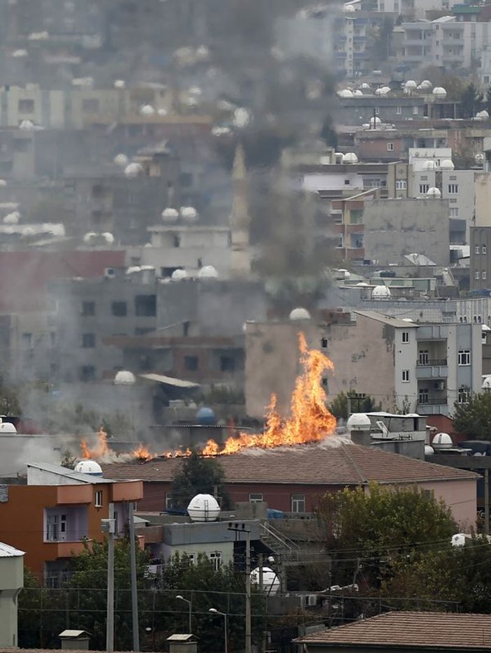 Şırnak'ta teröristler 2 okulu ateşe verdi