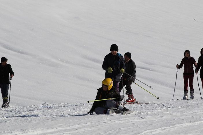 Hakkari'de 2 bin 700 rakımda kayak keyfi