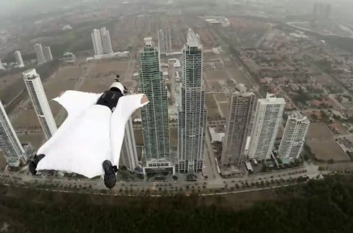 Panama üzerinde wingsuit atlayışı