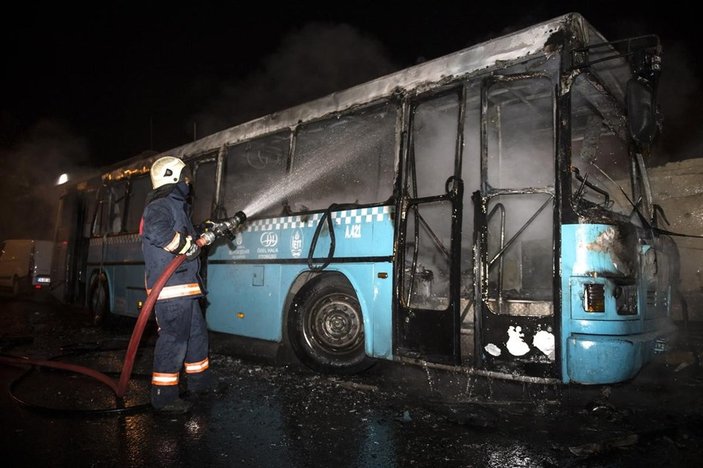 Bağcılar'da halk otobüsü molotofkokteyli ile yakıldı