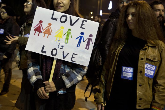 Yunanistan'da eşcinsel evliliklere onay çıktı