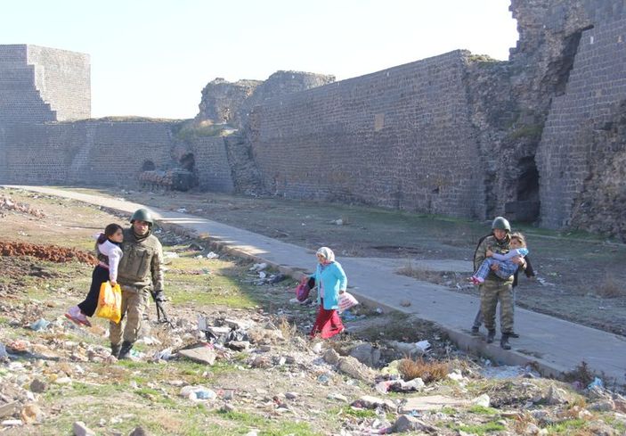 Diyarbakır Sur'daki vatandaşlardan operasyona destek