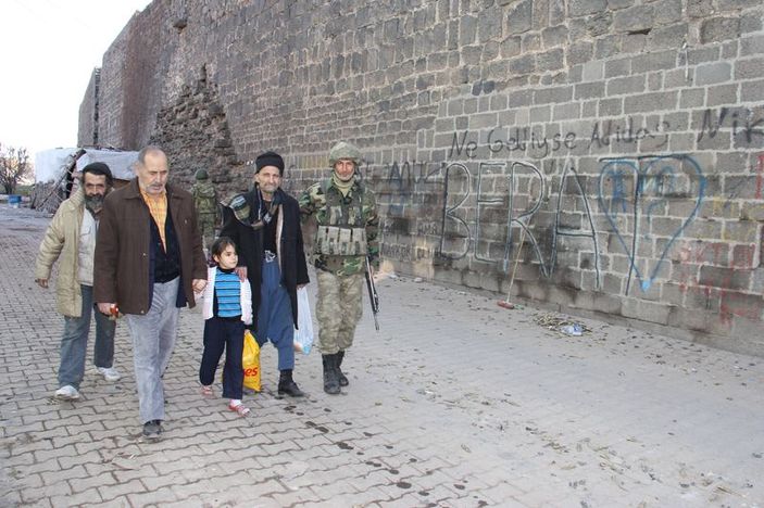 Diyarbakır Sur'daki vatandaşlardan operasyona destek