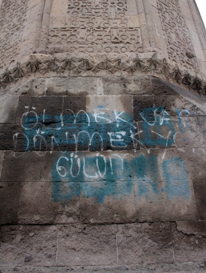 7 asırlık kümbet duvarına sprey boya ile yazı yazdılar